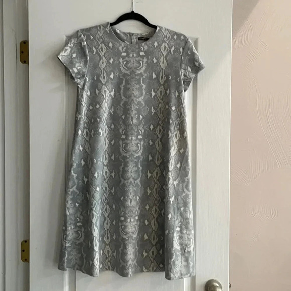 J. McLaughlin shift dress  Stretch velvet Gray cream Short sleeved Women’s S NWT - Picture 5 of 15